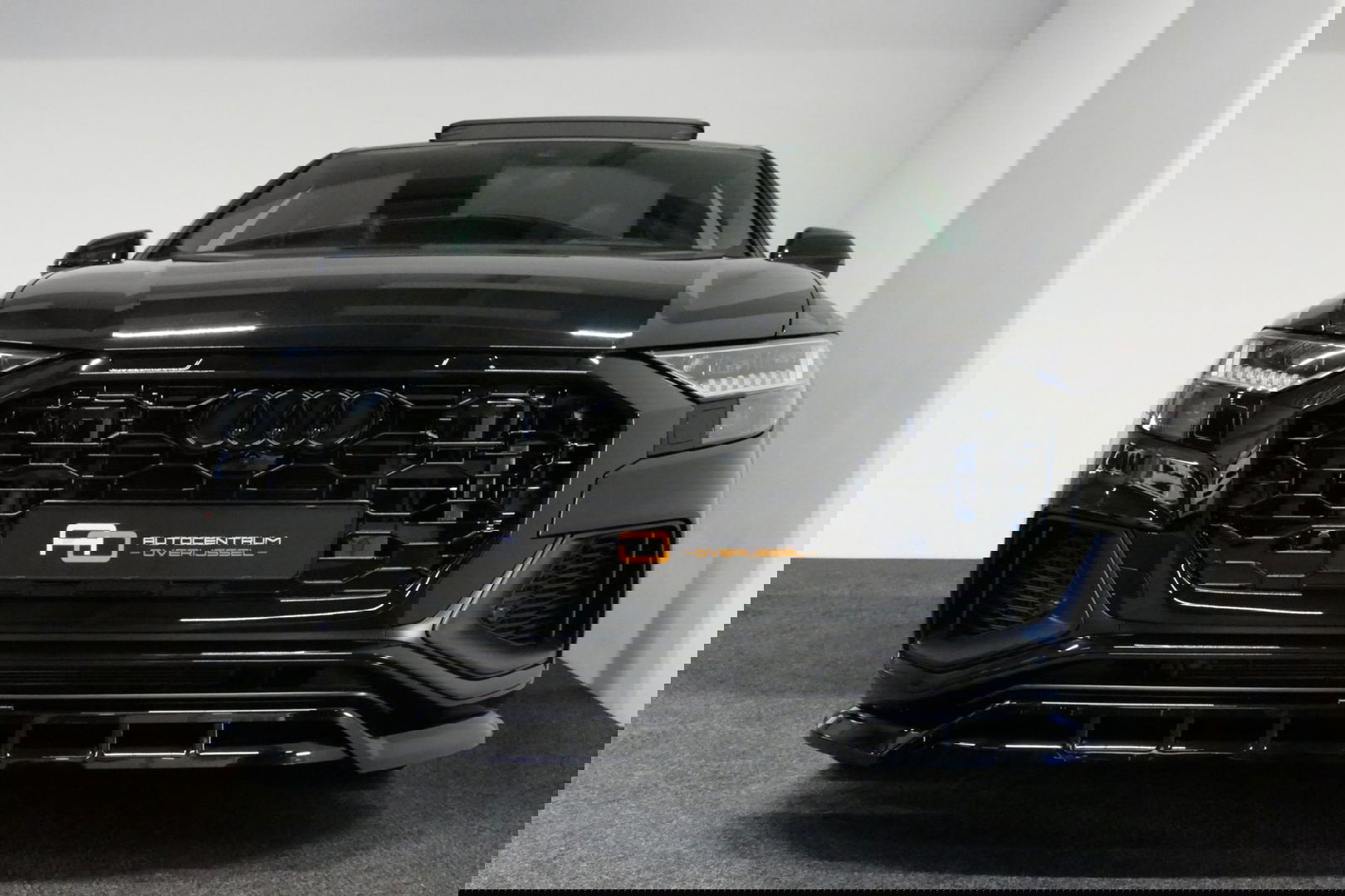 Audi Q8 55 TFSI e quattro Pro Line S / RSQ8 Diffuser / RSQ8 Grill / Maxton Design Bodykit V.2 / Panoramadak / RS Sportstoelen / Elektr. verstelbare voorstoelen + memory / Sport Luchtvering / Matrix LED / Ambienteverlichting plus / Apple Carplay - Android Auto / B