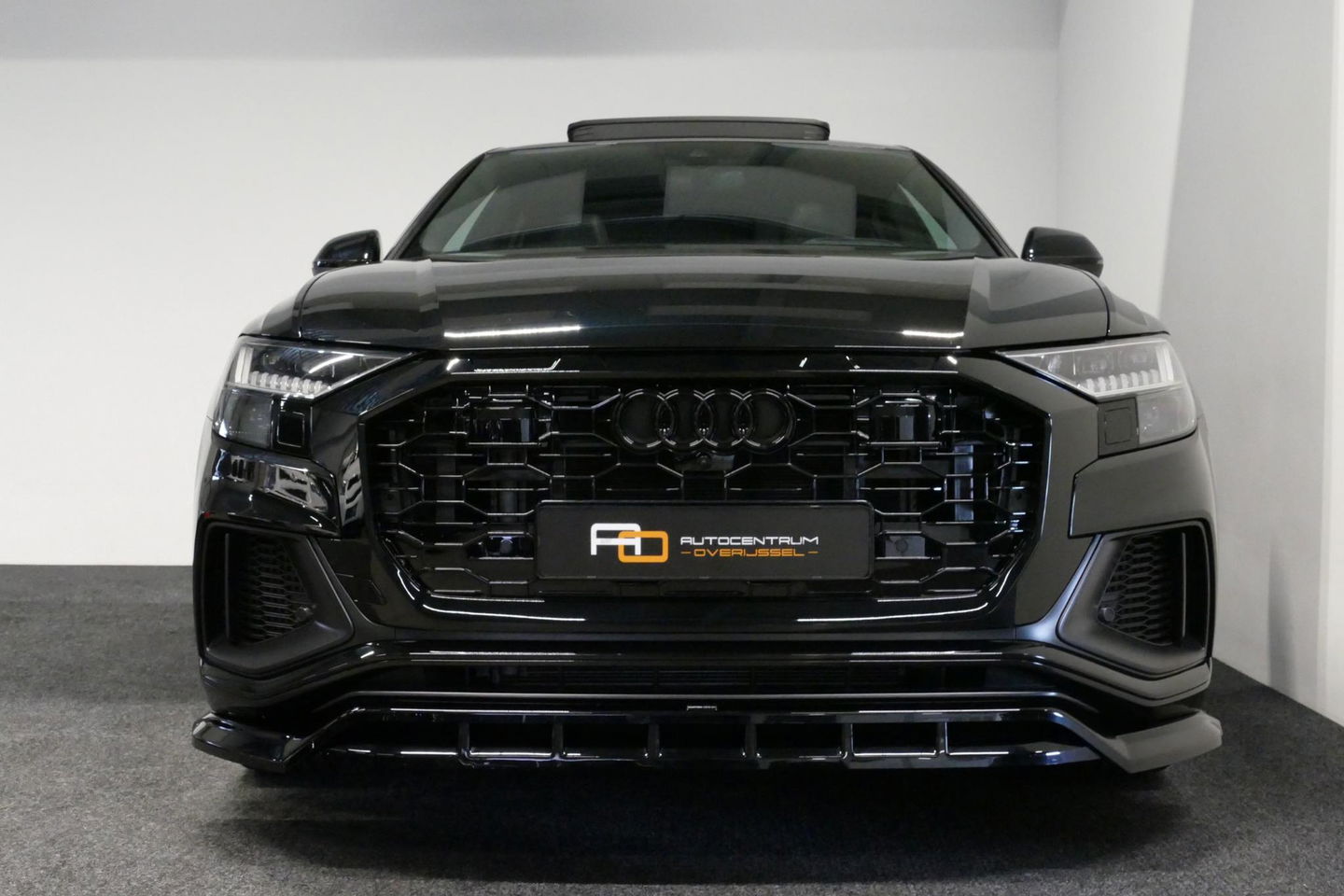 Audi Q8 55 TFSI e quattro Pro Line S / RSQ8 Diffuser / RSQ8 Grill / Maxton Design Bodykit V.2 / Panoramadak / RS Sportstoelen / Elektr. verstelbare voorstoelen + memory / Sport Luchtvering / Matrix LED / Ambienteverlichting plus / Apple Carplay - Android Auto / B