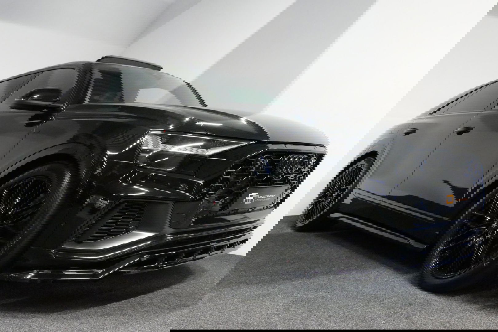 Audi Q8 55 TFSI e quattro Pro Line S / RSQ8 Diffuser / RSQ8 Grill / Maxton Design Bodykit V.2 / Panoramadak / RS Sportstoelen / Elektr. verstelbare voorstoelen + memory / Sport Luchtvering / Matrix LED / Ambienteverlichting plus / Apple Carplay - Android Auto / B