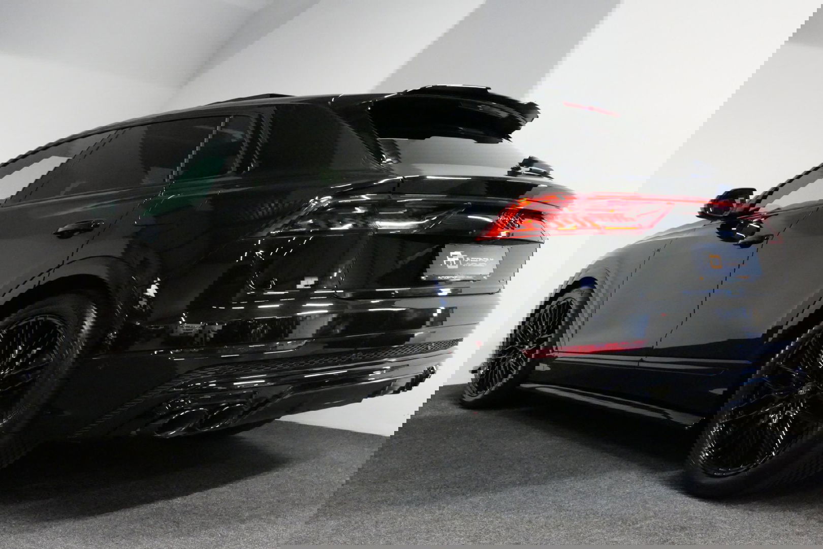 Audi Q8 55 TFSI e quattro Pro Line S / RSQ8 Diffuser / RSQ8 Grill / Maxton Design Bodykit V.2 / Panoramadak / RS Sportstoelen / Elektr. verstelbare voorstoelen + memory / Sport Luchtvering / Matrix LED / Ambienteverlichting plus / Apple Carplay - Android Auto / B