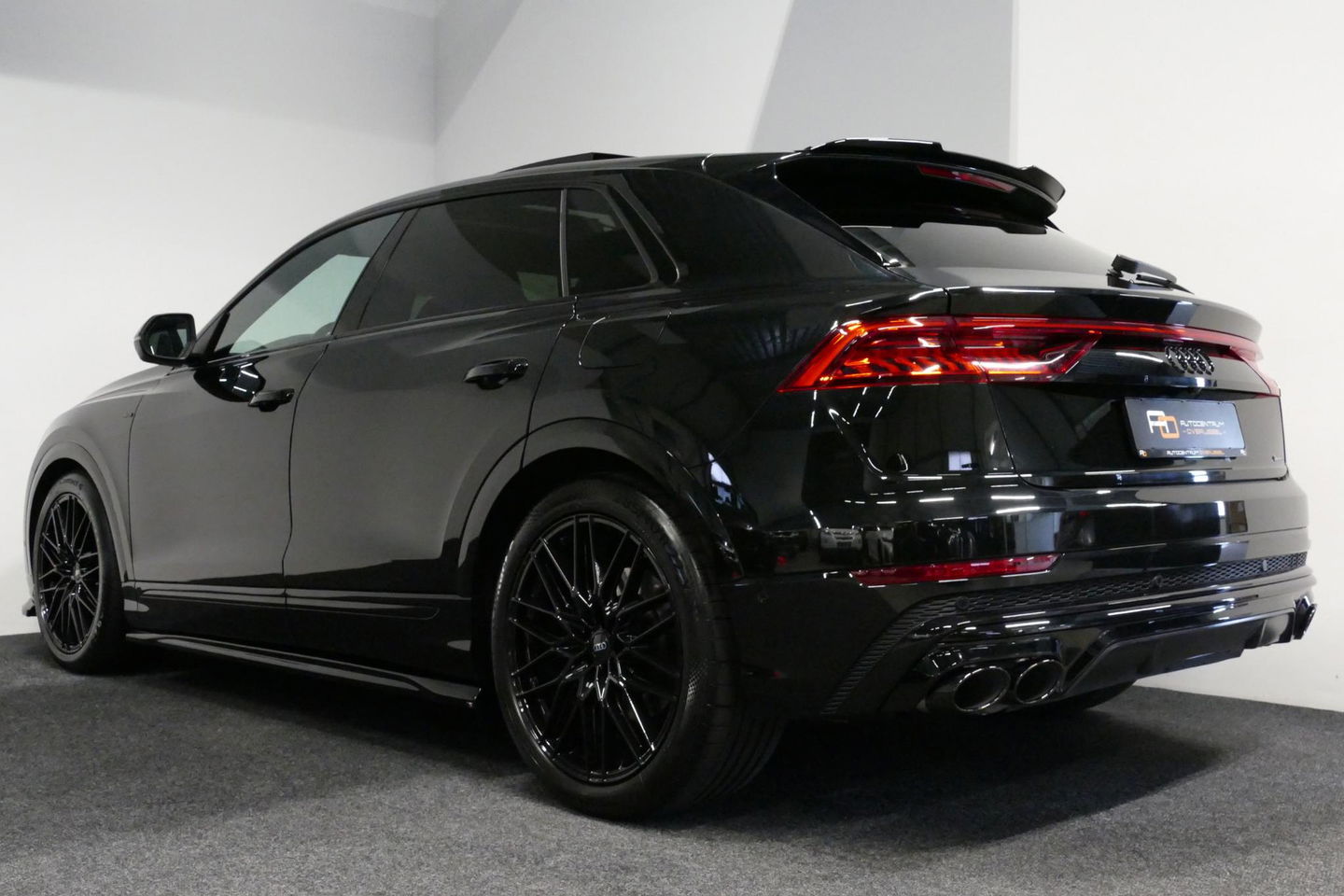 Audi Q8 55 TFSI e quattro Pro Line S / RSQ8 Diffuser / RSQ8 Grill / Maxton Design Bodykit V.2 / Panoramadak / RS Sportstoelen / Elektr. verstelbare voorstoelen + memory / Sport Luchtvering / Matrix LED / Ambienteverlichting plus / Apple Carplay - Android Auto / B
