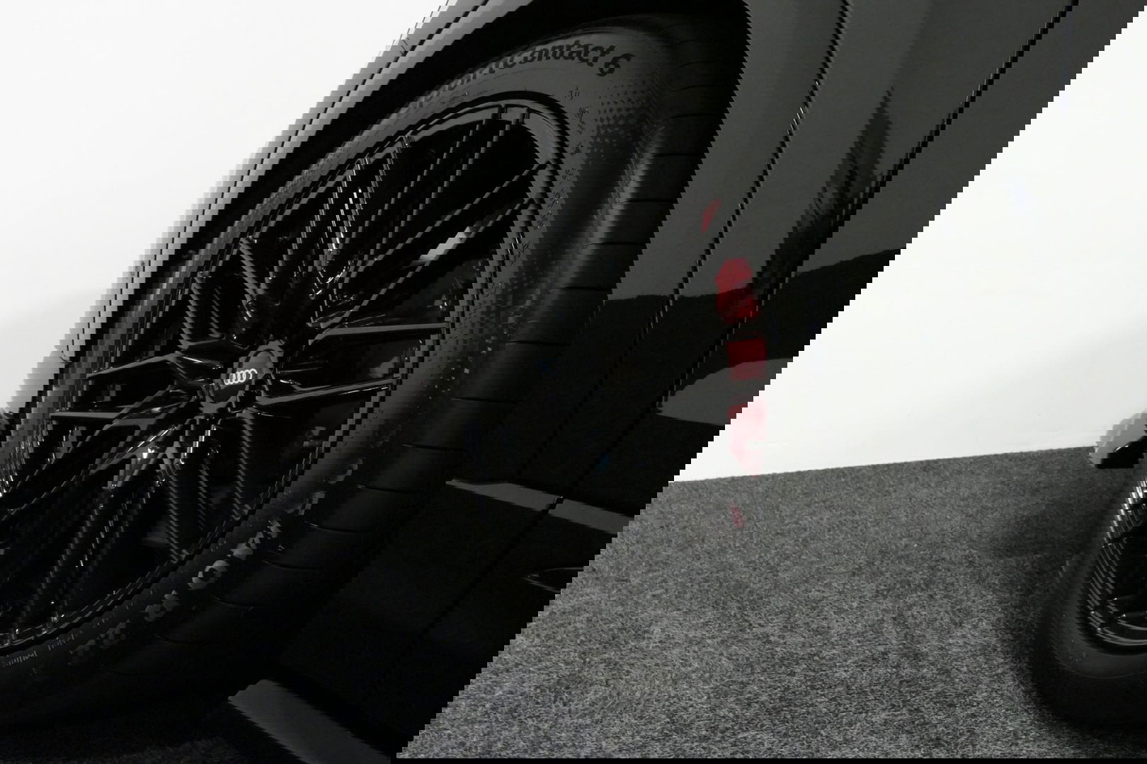 Audi Q8 55 TFSI e quattro Pro Line S / RSQ8 Diffuser / RSQ8 Grill / Maxton Design Bodykit V.2 / Panoramadak / RS Sportstoelen / Elektr. verstelbare voorstoelen + memory / Sport Luchtvering / Matrix LED / Ambienteverlichting plus / Apple Carplay - Android Auto / B