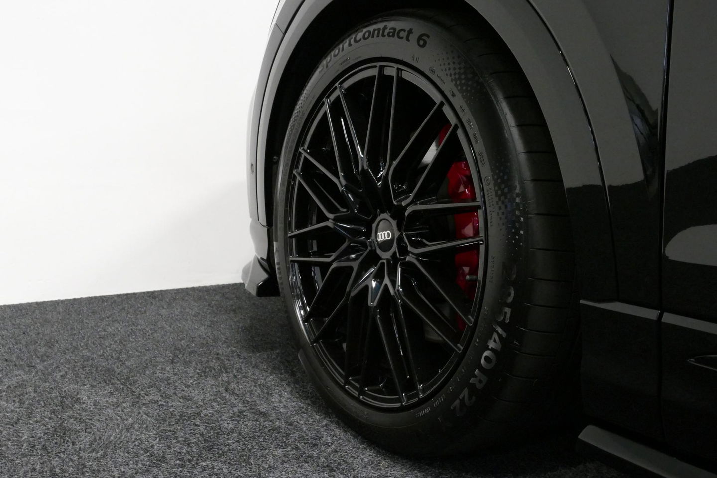 Audi Q8 55 TFSI e quattro Pro Line S / RSQ8 Diffuser / RSQ8 Grill / Maxton Design Bodykit V.2 / Panoramadak / RS Sportstoelen / Elektr. verstelbare voorstoelen + memory / Sport Luchtvering / Matrix LED / Ambienteverlichting plus / Apple Carplay - Android Auto / B