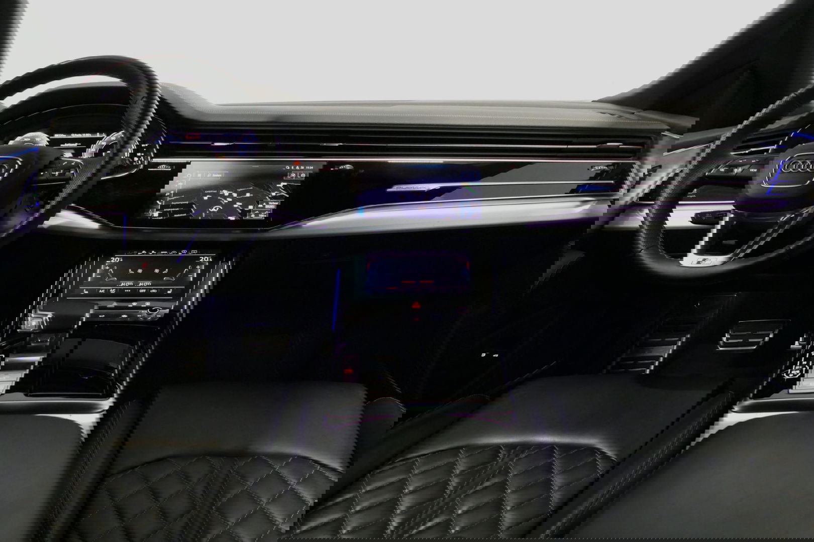 Audi Q8 55 TFSI e quattro Pro Line S / RSQ8 Diffuser / RSQ8 Grill / Maxton Design Bodykit V.2 / Panoramadak / RS Sportstoelen / Elektr. verstelbare voorstoelen + memory / Sport Luchtvering / Matrix LED / Ambienteverlichting plus / Apple Carplay - Android Auto / B