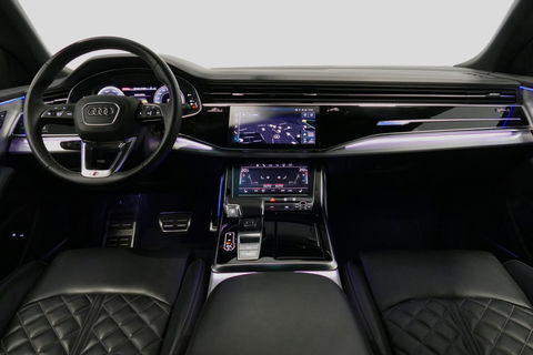 Audi Q8 55 TFSI e quattro Pro Line S / RSQ8 Diffuser / RSQ8 Grill / Maxton Design Bodykit V.2 / Panoramadak / RS Sportstoelen / Elektr. verstelbare voorstoelen + memory / Sport Luchtvering / Matrix LED / Ambienteverlichting plus / Apple Carplay - Android Auto / B