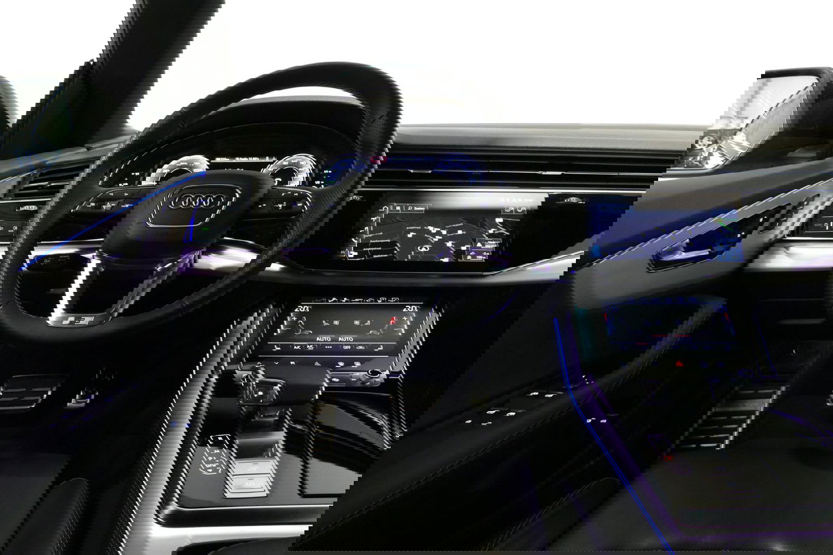 Audi Q8 55 TFSI e quattro Pro Line S / RSQ8 Diffuser / RSQ8 Grill / Maxton Design Bodykit V.2 / Panoramadak / RS Sportstoelen / Elektr. verstelbare voorstoelen + memory / Sport Luchtvering / Matrix LED / Ambienteverlichting plus / Apple Carplay - Android Auto / B