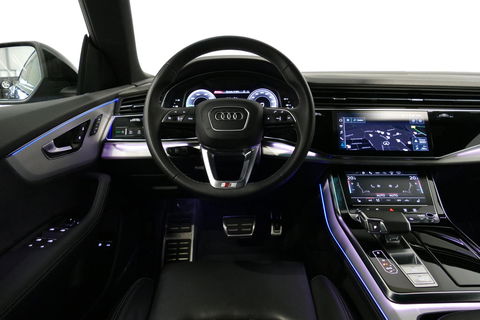 Audi Q8 55 TFSI e quattro Pro Line S / RSQ8 Diffuser / RSQ8 Grill / Maxton Design Bodykit V.2 / Panoramadak / RS Sportstoelen / Elektr. verstelbare voorstoelen + memory / Sport Luchtvering / Matrix LED / Ambienteverlichting plus / Apple Carplay - Android Auto / B