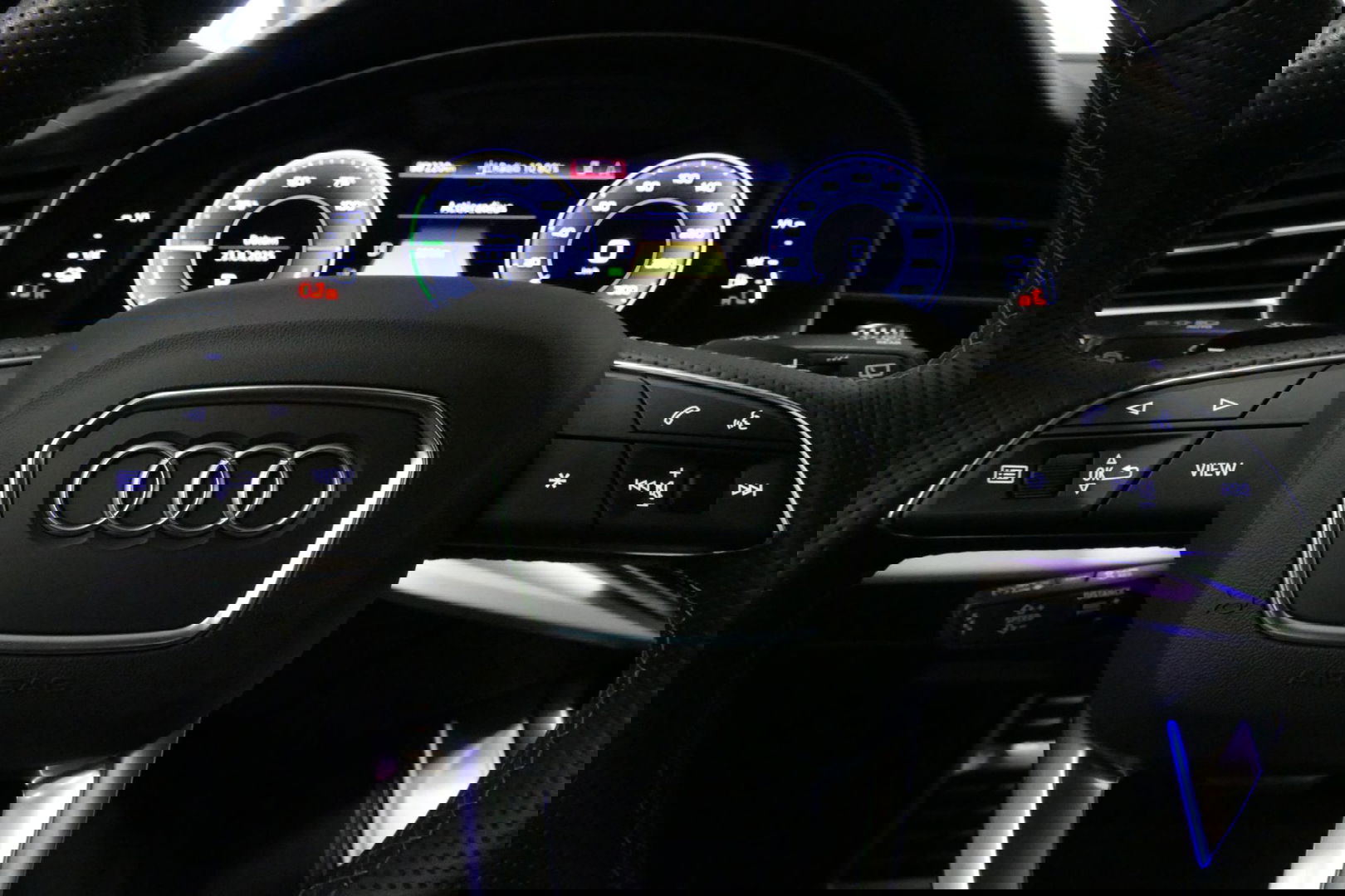 Audi Q8 55 TFSI e quattro Pro Line S / RSQ8 Diffuser / RSQ8 Grill / Maxton Design Bodykit V.2 / Panoramadak / RS Sportstoelen / Elektr. verstelbare voorstoelen + memory / Sport Luchtvering / Matrix LED / Ambienteverlichting plus / Apple Carplay - Android Auto / B