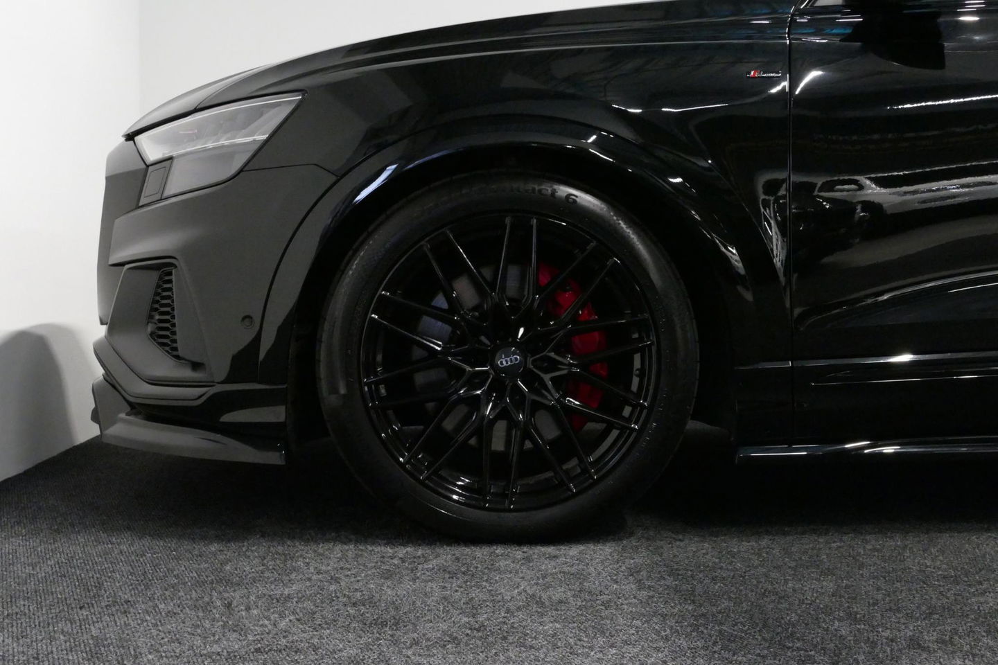 Audi Q8 55 TFSI e quattro Pro Line S / RSQ8 Diffuser / RSQ8 Grill / Maxton Design Bodykit V.2 / Panoramadak / RS Sportstoelen / Elektr. verstelbare voorstoelen + memory / Sport Luchtvering / Matrix LED / Ambienteverlichting plus / Apple Carplay - Android Auto / B