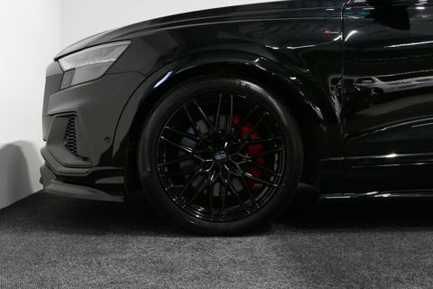 Audi Q8 55 TFSI e quattro Pro Line S / RSQ8 Diffuser / RSQ8 Grill / Maxton Design Bodykit V.2 / Panoramadak / RS Sportstoelen / Elektr. verstelbare voorstoelen + memory / Sport Luchtvering / Matrix LED / Ambienteverlichting plus / Apple Carplay - Android Auto / B