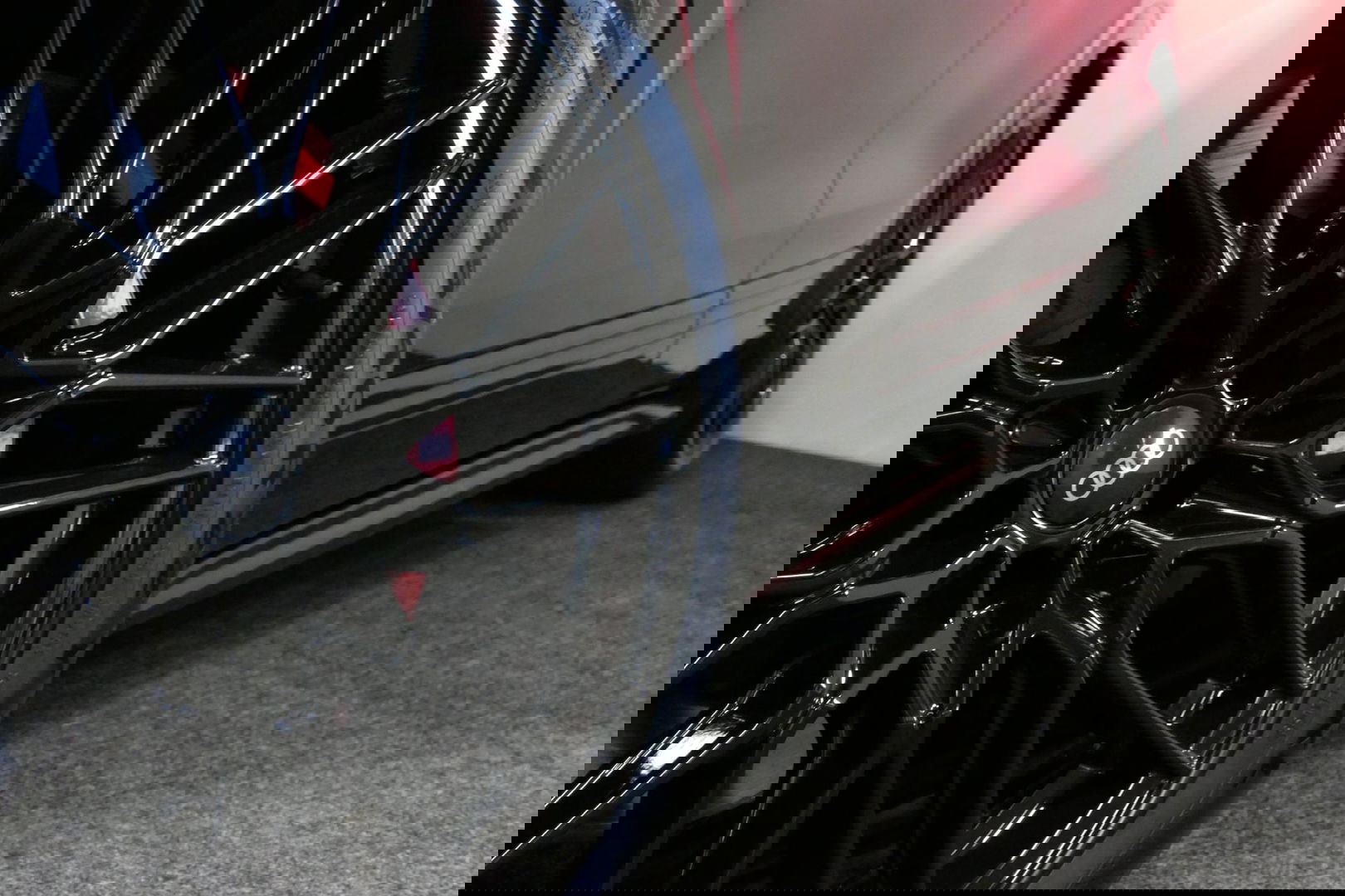 Audi Q8 55 TFSI e quattro Pro Line S / RSQ8 Diffuser / RSQ8 Grill / Maxton Design Bodykit V.2 / Panoramadak / RS Sportstoelen / Elektr. verstelbare voorstoelen + memory / Sport Luchtvering / Matrix LED / Ambienteverlichting plus / Apple Carplay - Android Auto / B