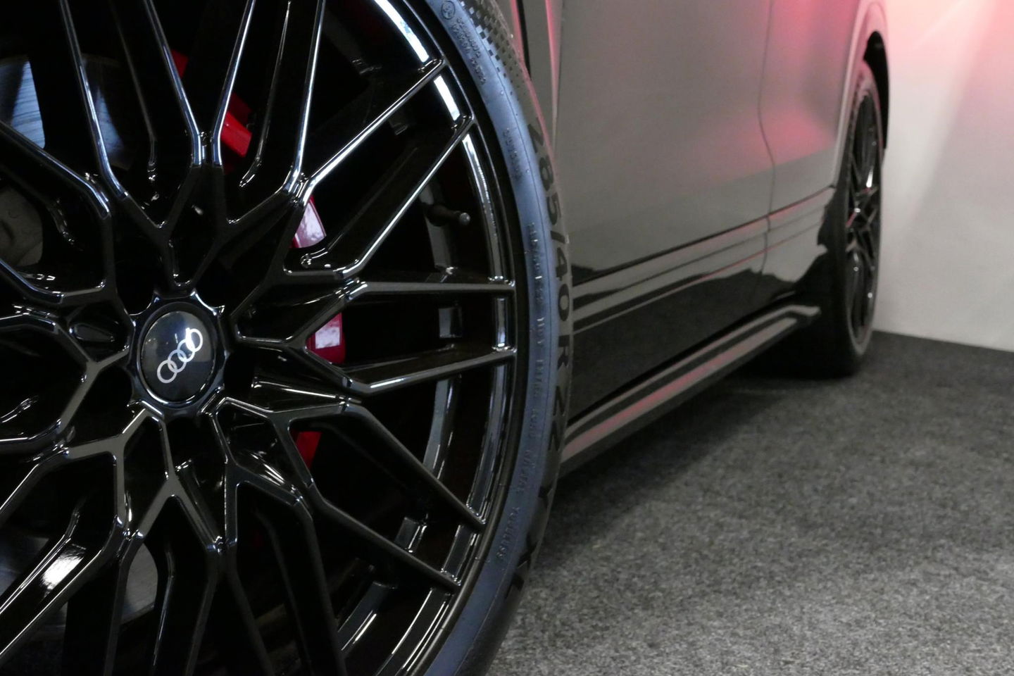 Audi Q8 55 TFSI e quattro Pro Line S / RSQ8 Diffuser / RSQ8 Grill / Maxton Design Bodykit V.2 / Panoramadak / RS Sportstoelen / Elektr. verstelbare voorstoelen + memory / Sport Luchtvering / Matrix LED / Ambienteverlichting plus / Apple Carplay - Android Auto / B