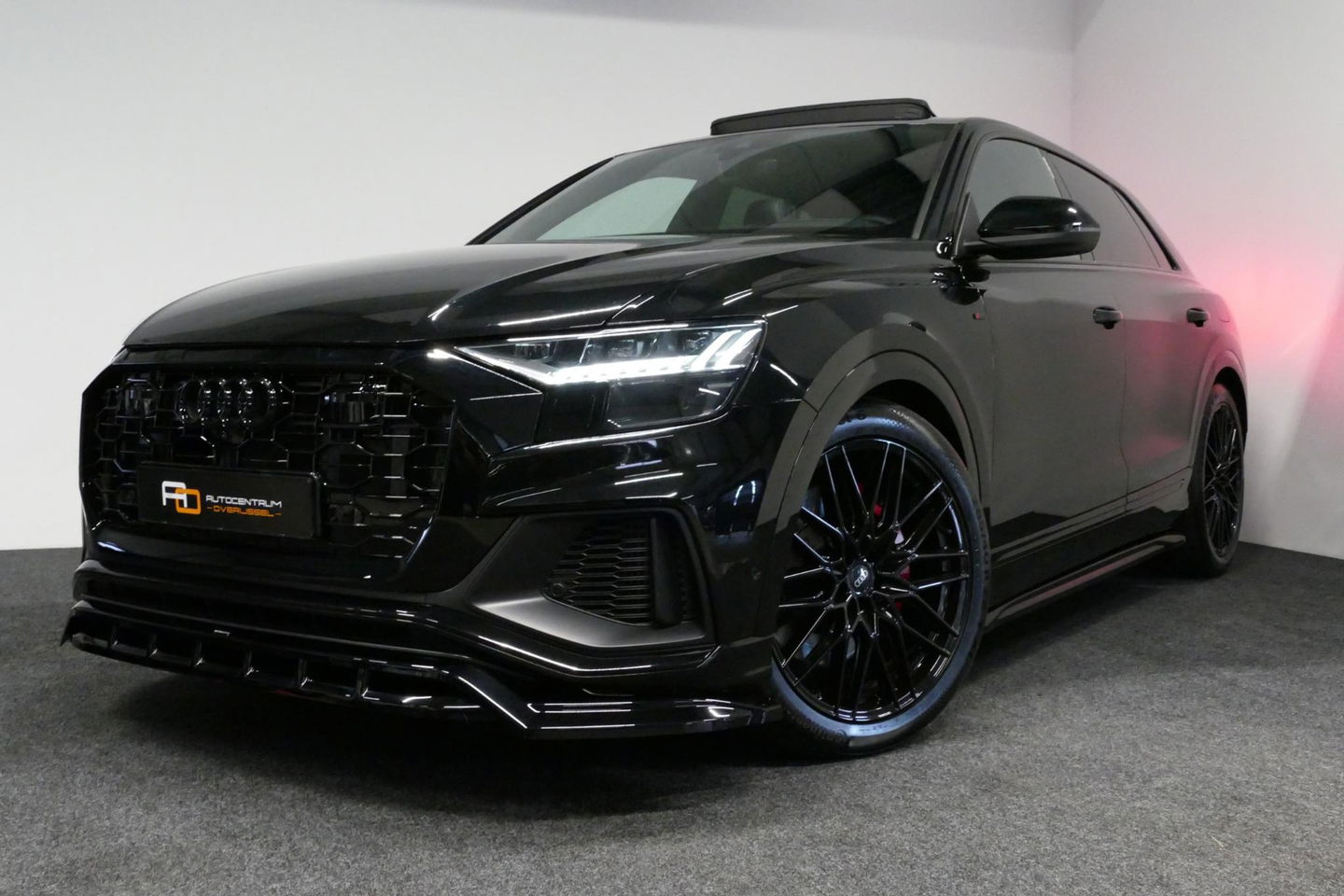 Audi Q8 55 TFSI e quattro Pro Line S / RSQ8 Diffuser / RSQ8 Grill / Maxton Design Bodykit V.2 / Panoramadak / RS Sportstoelen / Elektr. verstelbare voorstoelen + memory / Sport Luchtvering / Matrix LED / Ambienteverlichting plus / Apple Carplay - Android Auto / B