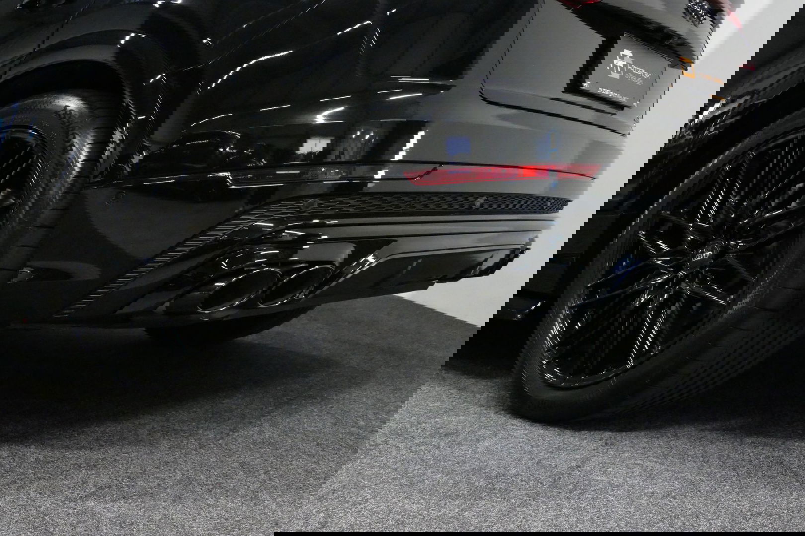 Audi Q8 55 TFSI e quattro Pro Line S / RSQ8 Diffuser / RSQ8 Grill / Maxton Design Bodykit V.2 / Panoramadak / RS Sportstoelen / Elektr. verstelbare voorstoelen + memory / Sport Luchtvering / Matrix LED / Ambienteverlichting plus / Apple Carplay - Android Auto / B