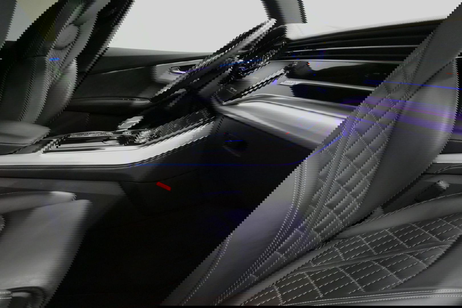 Audi Q8 55 TFSI e quattro Pro Line S / RSQ8 Diffuser / RSQ8 Grill / Maxton Design Bodykit V.2 / Panoramadak / RS Sportstoelen / Elektr. verstelbare voorstoelen + memory / Sport Luchtvering / Matrix LED / Ambienteverlichting plus / Apple Carplay - Android Auto / B