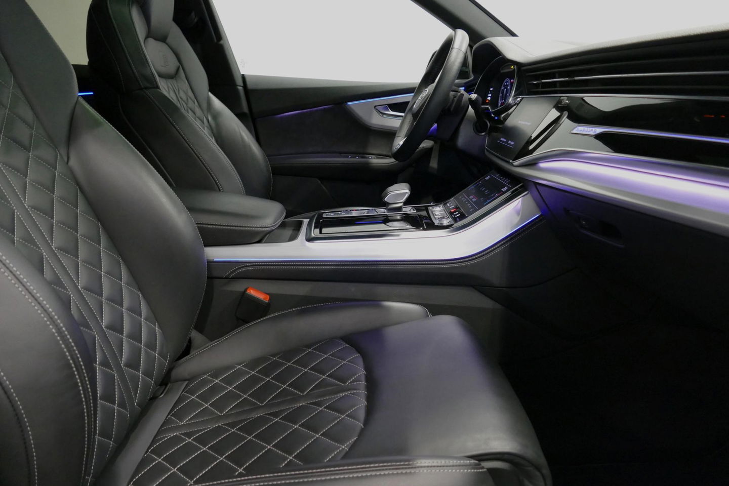 Audi Q8 55 TFSI e quattro Pro Line S / RSQ8 Diffuser / RSQ8 Grill / Maxton Design Bodykit V.2 / Panoramadak / RS Sportstoelen / Elektr. verstelbare voorstoelen + memory / Sport Luchtvering / Matrix LED / Ambienteverlichting plus / Apple Carplay - Android Auto / B