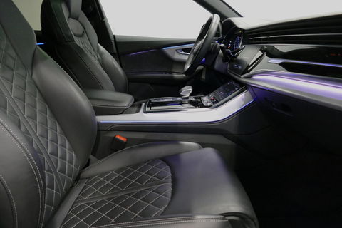 Audi Q8 55 TFSI e quattro Pro Line S / RSQ8 Diffuser / RSQ8 Grill / Maxton Design Bodykit V.2 / Panoramadak / RS Sportstoelen / Elektr. verstelbare voorstoelen + memory / Sport Luchtvering / Matrix LED / Ambienteverlichting plus / Apple Carplay - Android Auto / B