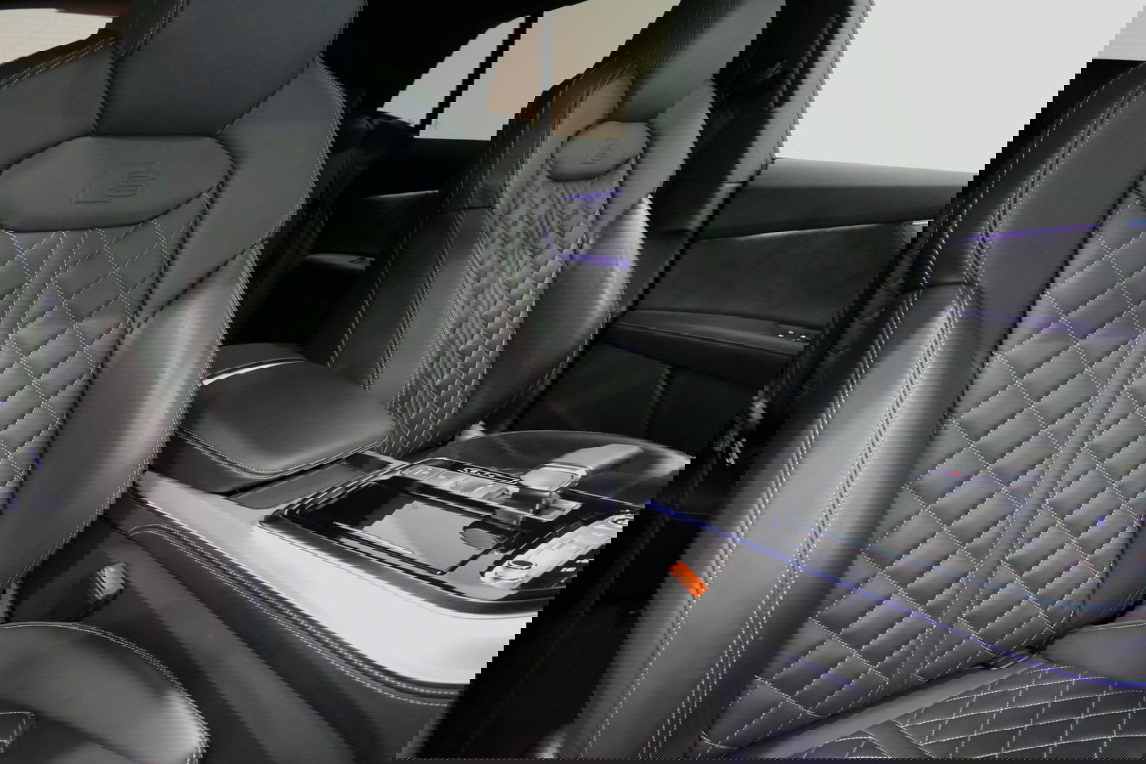 Audi Q8 55 TFSI e quattro Pro Line S / RSQ8 Diffuser / RSQ8 Grill / Maxton Design Bodykit V.2 / Panoramadak / RS Sportstoelen / Elektr. verstelbare voorstoelen + memory / Sport Luchtvering / Matrix LED / Ambienteverlichting plus / Apple Carplay - Android Auto / B