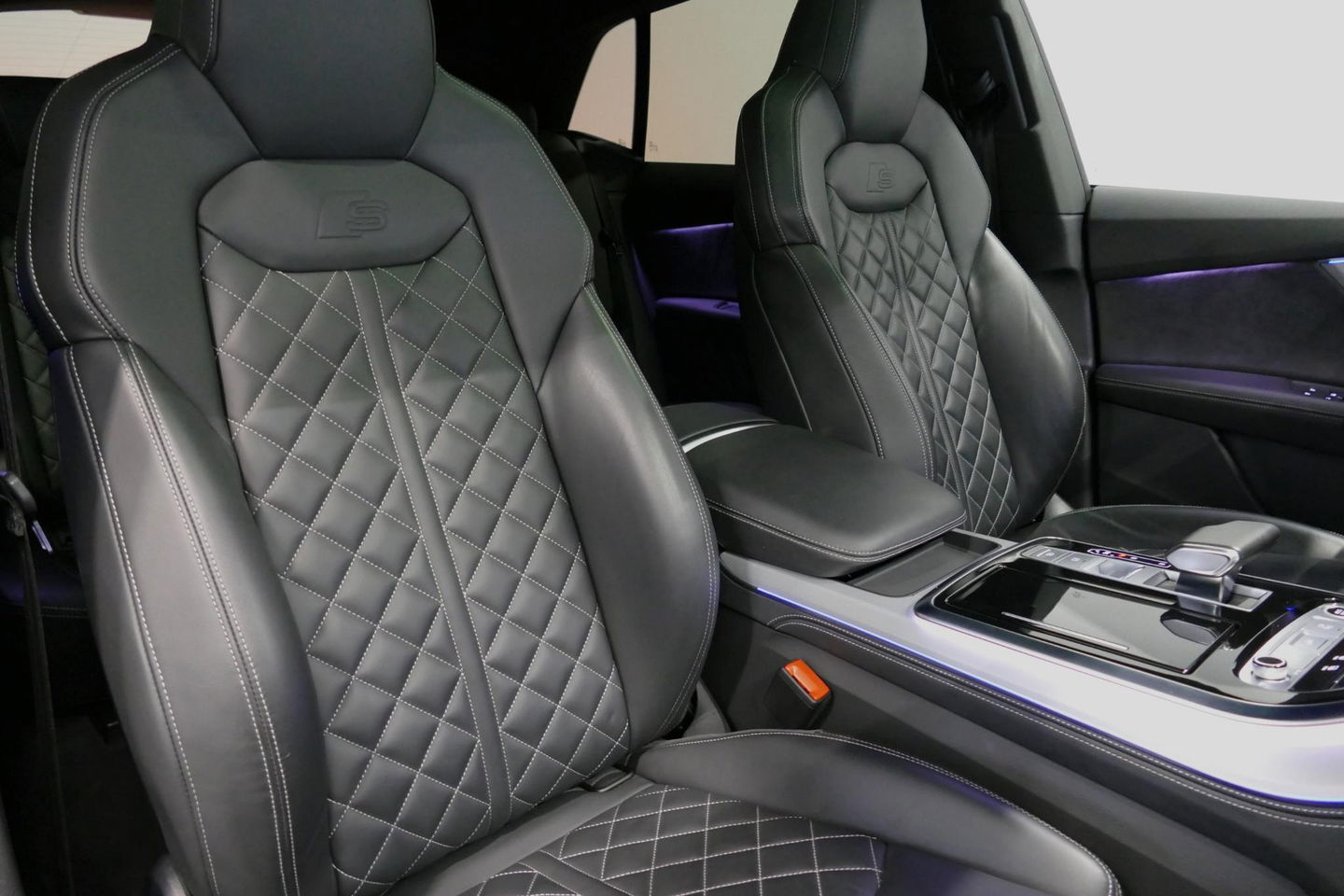 Audi Q8 55 TFSI e quattro Pro Line S / RSQ8 Diffuser / RSQ8 Grill / Maxton Design Bodykit V.2 / Panoramadak / RS Sportstoelen / Elektr. verstelbare voorstoelen + memory / Sport Luchtvering / Matrix LED / Ambienteverlichting plus / Apple Carplay - Android Auto / B