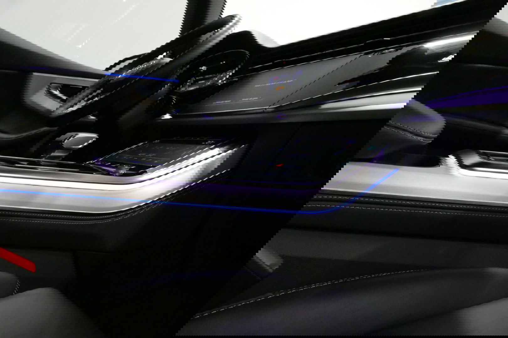 Audi Q8 55 TFSI e quattro Pro Line S / RSQ8 Diffuser / RSQ8 Grill / Maxton Design Bodykit V.2 / Panoramadak / RS Sportstoelen / Elektr. verstelbare voorstoelen + memory / Sport Luchtvering / Matrix LED / Ambienteverlichting plus / Apple Carplay - Android Auto / B