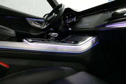 Audi Q8 55 TFSI e quattro Pro Line S / RSQ8 Diffuser / RSQ8 Grill / Maxton Design Bodykit V.2 / Panoramadak / RS Sportstoelen / Elektr. verstelbare voorstoelen + memory / Sport Luchtvering / Matrix LED / Ambienteverlichting plus / Apple Carplay - Android Auto / B