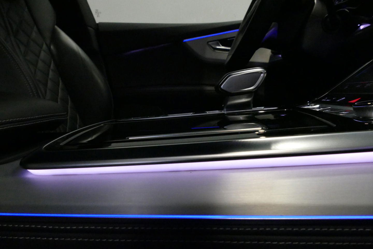 Audi Q8 55 TFSI e quattro Pro Line S / RSQ8 Diffuser / RSQ8 Grill / Maxton Design Bodykit V.2 / Panoramadak / RS Sportstoelen / Elektr. verstelbare voorstoelen + memory / Sport Luchtvering / Matrix LED / Ambienteverlichting plus / Apple Carplay - Android Auto / B