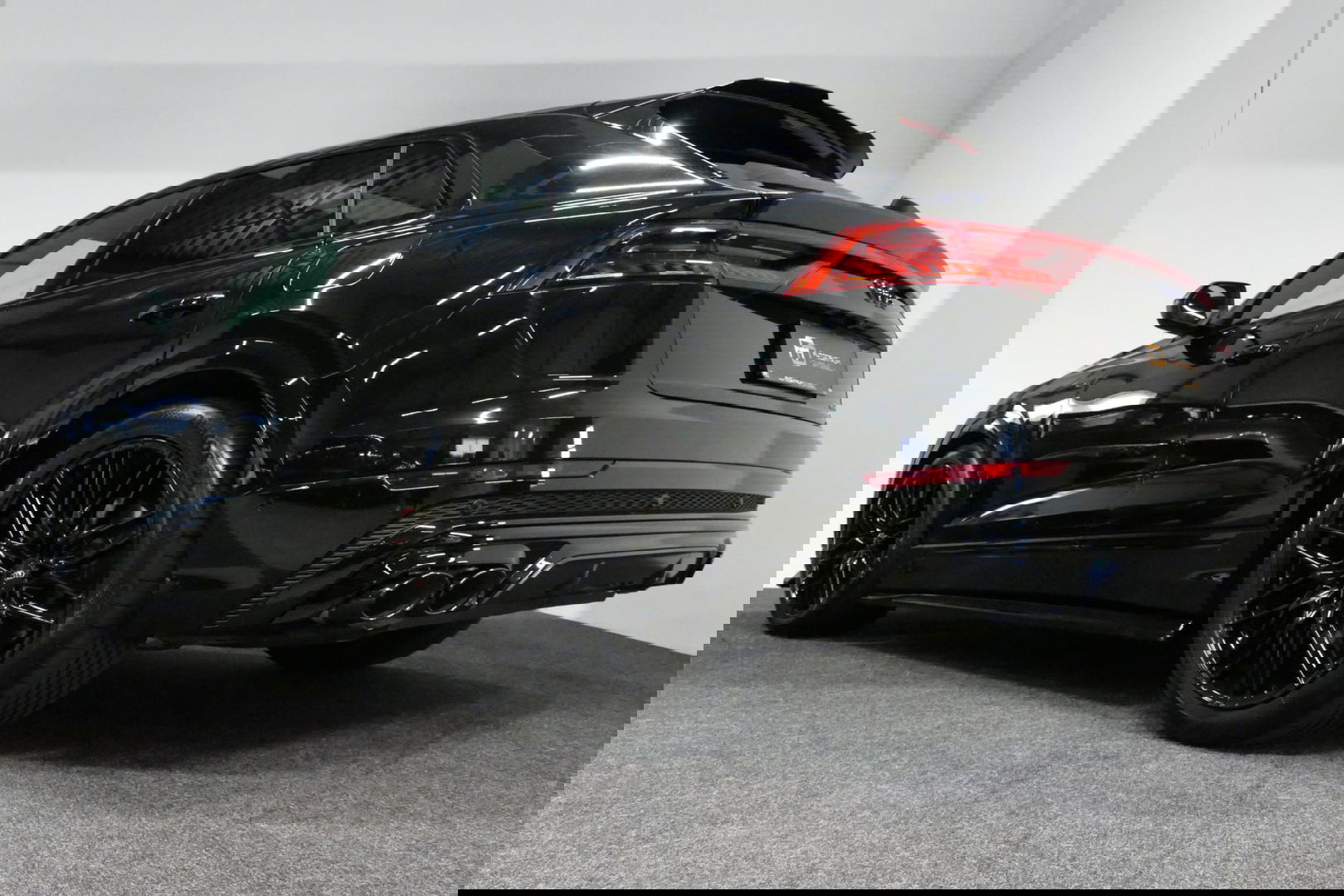 Audi Q8 55 TFSI e quattro Pro Line S / RSQ8 Diffuser / RSQ8 Grill / Maxton Design Bodykit V.2 / Panoramadak / RS Sportstoelen / Elektr. verstelbare voorstoelen + memory / Sport Luchtvering / Matrix LED / Ambienteverlichting plus / Apple Carplay - Android Auto / B