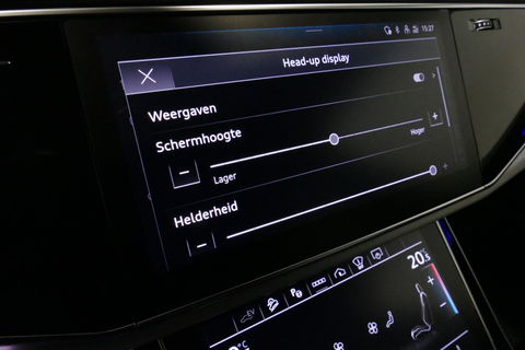 Audi Q8 55 TFSI e quattro Pro Line S / RSQ8 Diffuser / RSQ8 Grill / Maxton Design Bodykit V.2 / Panoramadak / RS Sportstoelen / Elektr. verstelbare voorstoelen + memory / Sport Luchtvering / Matrix LED / Ambienteverlichting plus / Apple Carplay - Android Auto / B