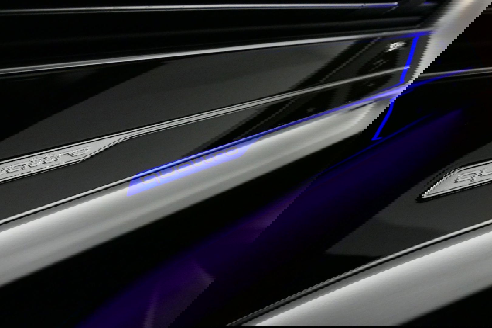 Audi Q8 55 TFSI e quattro Pro Line S / RSQ8 Diffuser / RSQ8 Grill / Maxton Design Bodykit V.2 / Panoramadak / RS Sportstoelen / Elektr. verstelbare voorstoelen + memory / Sport Luchtvering / Matrix LED / Ambienteverlichting plus / Apple Carplay - Android Auto / B