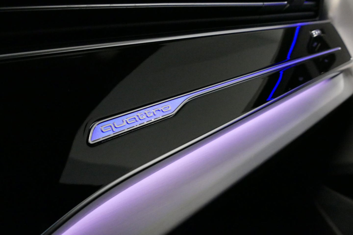 Audi Q8 55 TFSI e quattro Pro Line S / RSQ8 Diffuser / RSQ8 Grill / Maxton Design Bodykit V.2 / Panoramadak / RS Sportstoelen / Elektr. verstelbare voorstoelen + memory / Sport Luchtvering / Matrix LED / Ambienteverlichting plus / Apple Carplay - Android Auto / B