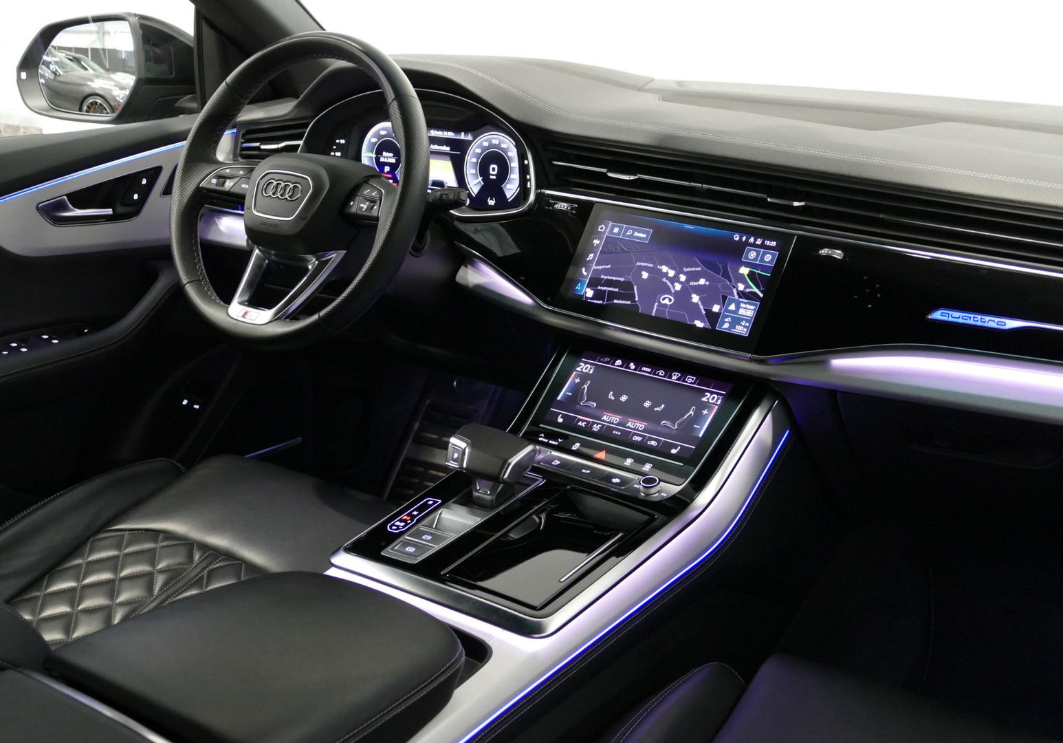 Audi Q8 55 TFSI e quattro Pro Line S / RSQ8 Diffuser / RSQ8 Grill / Maxton Design Bodykit V.2 / Panoramadak / RS Sportstoelen / Elektr. verstelbare voorstoelen + memory / Sport Luchtvering / Matrix LED / Ambienteverlichting plus / Apple Carplay - Android Auto / B