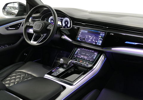 Audi Q8 55 TFSI e quattro Pro Line S / RSQ8 Diffuser / RSQ8 Grill / Maxton Design Bodykit V.2 / Panoramadak / RS Sportstoelen / Elektr. verstelbare voorstoelen + memory / Sport Luchtvering / Matrix LED / Ambienteverlichting plus / Apple Carplay - Android Auto / B