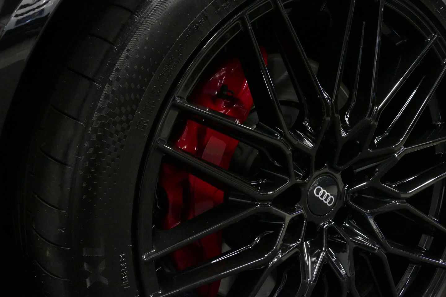 Audi Q8 55 TFSI e quattro Pro Line S / RSQ8 Diffuser / RSQ8 Grill / Maxton Design Bodykit V.2 / Panoramadak / RS Sportstoelen / Elektr. verstelbare voorstoelen + memory / Sport Luchtvering / Matrix LED / Ambienteverlichting plus / Apple Carplay - Android Auto / B