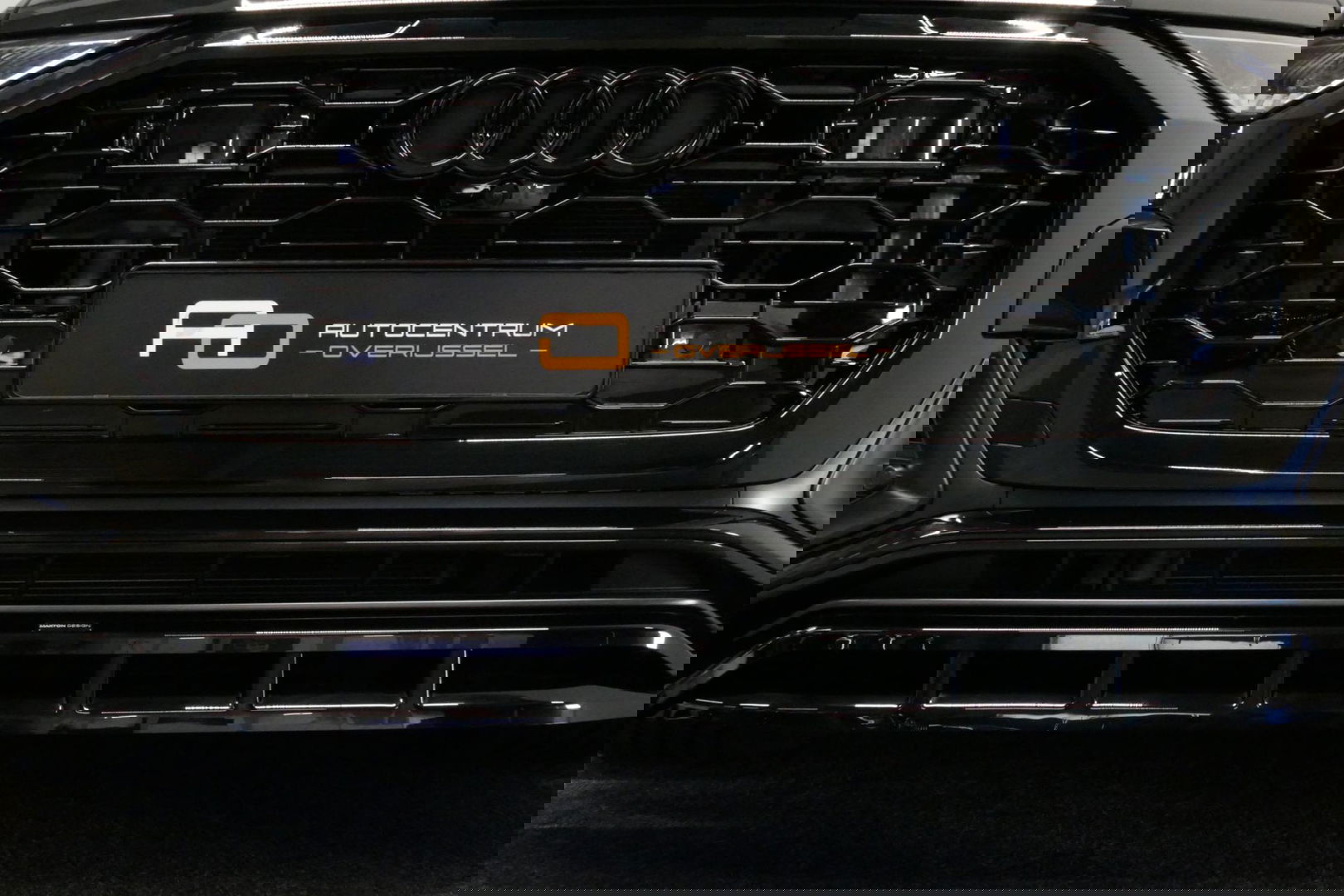 Audi Q8 55 TFSI e quattro Pro Line S / RSQ8 Diffuser / RSQ8 Grill / Maxton Design Bodykit V.2 / Panoramadak / RS Sportstoelen / Elektr. verstelbare voorstoelen + memory / Sport Luchtvering / Matrix LED / Ambienteverlichting plus / Apple Carplay - Android Auto / B