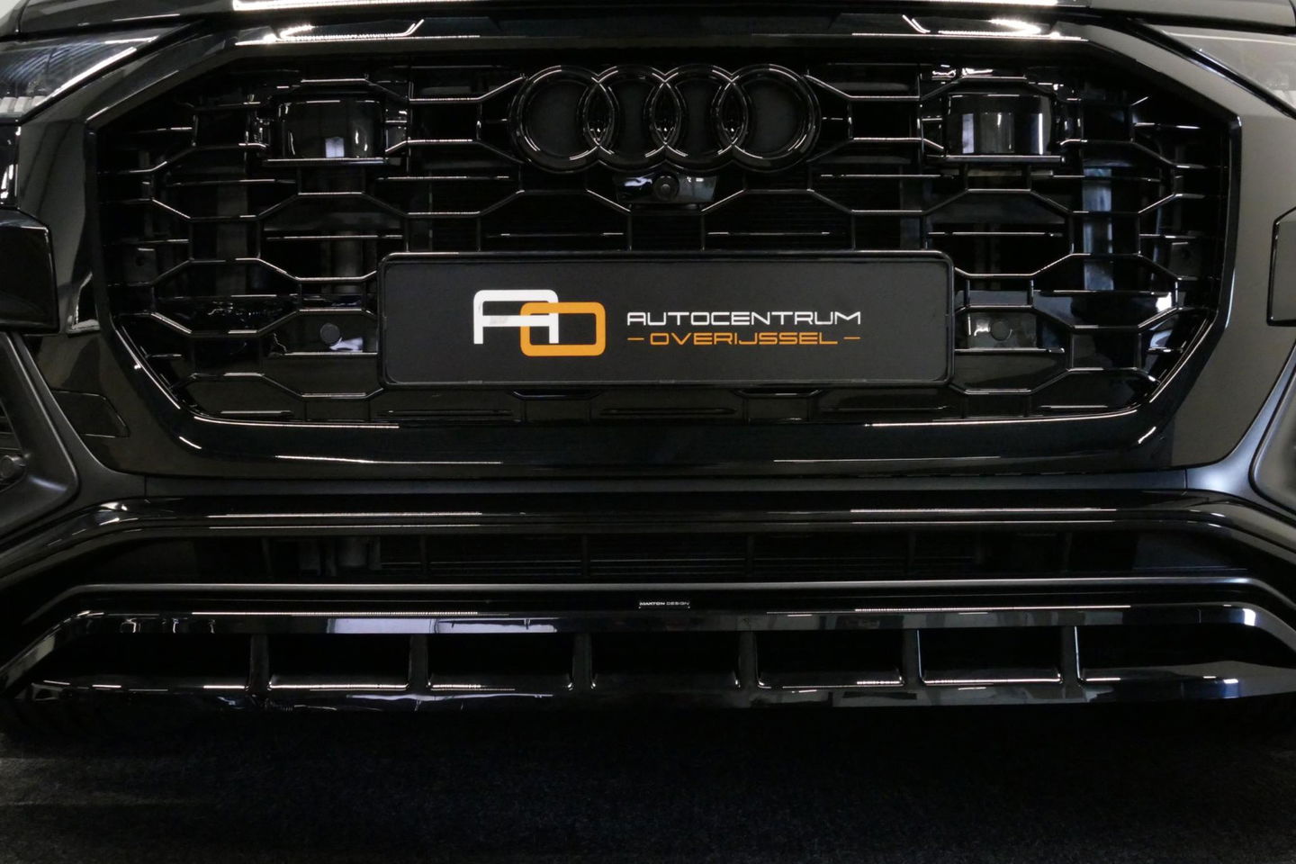 Audi Q8 55 TFSI e quattro Pro Line S / RSQ8 Diffuser / RSQ8 Grill / Maxton Design Bodykit V.2 / Panoramadak / RS Sportstoelen / Elektr. verstelbare voorstoelen + memory / Sport Luchtvering / Matrix LED / Ambienteverlichting plus / Apple Carplay - Android Auto / B