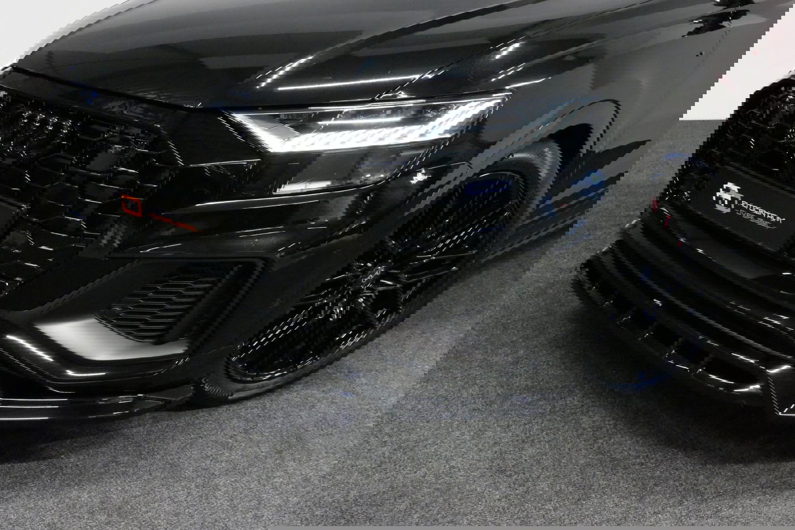 Audi Q8 55 TFSI e quattro Pro Line S / RSQ8 Diffuser / RSQ8 Grill / Maxton Design Bodykit V.2 / Panoramadak / RS Sportstoelen / Elektr. verstelbare voorstoelen + memory / Sport Luchtvering / Matrix LED / Ambienteverlichting plus / Apple Carplay - Android Auto / B