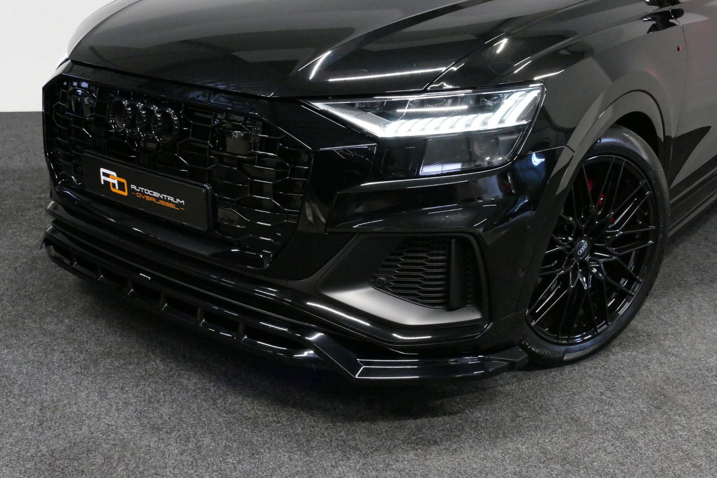 Audi Q8 55 TFSI e quattro Pro Line S / RSQ8 Diffuser / RSQ8 Grill / Maxton Design Bodykit V.2 / Panoramadak / RS Sportstoelen / Elektr. verstelbare voorstoelen + memory / Sport Luchtvering / Matrix LED / Ambienteverlichting plus / Apple Carplay - Android Auto / B