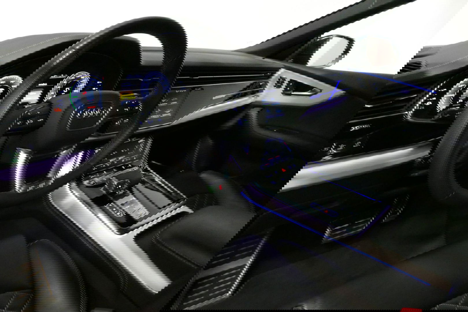 Audi Q8 55 TFSI e quattro Pro Line S / RSQ8 Diffuser / RSQ8 Grill / Maxton Design Bodykit V.2 / Panoramadak / RS Sportstoelen / Elektr. verstelbare voorstoelen + memory / Sport Luchtvering / Matrix LED / Ambienteverlichting plus / Apple Carplay - Android Auto / B