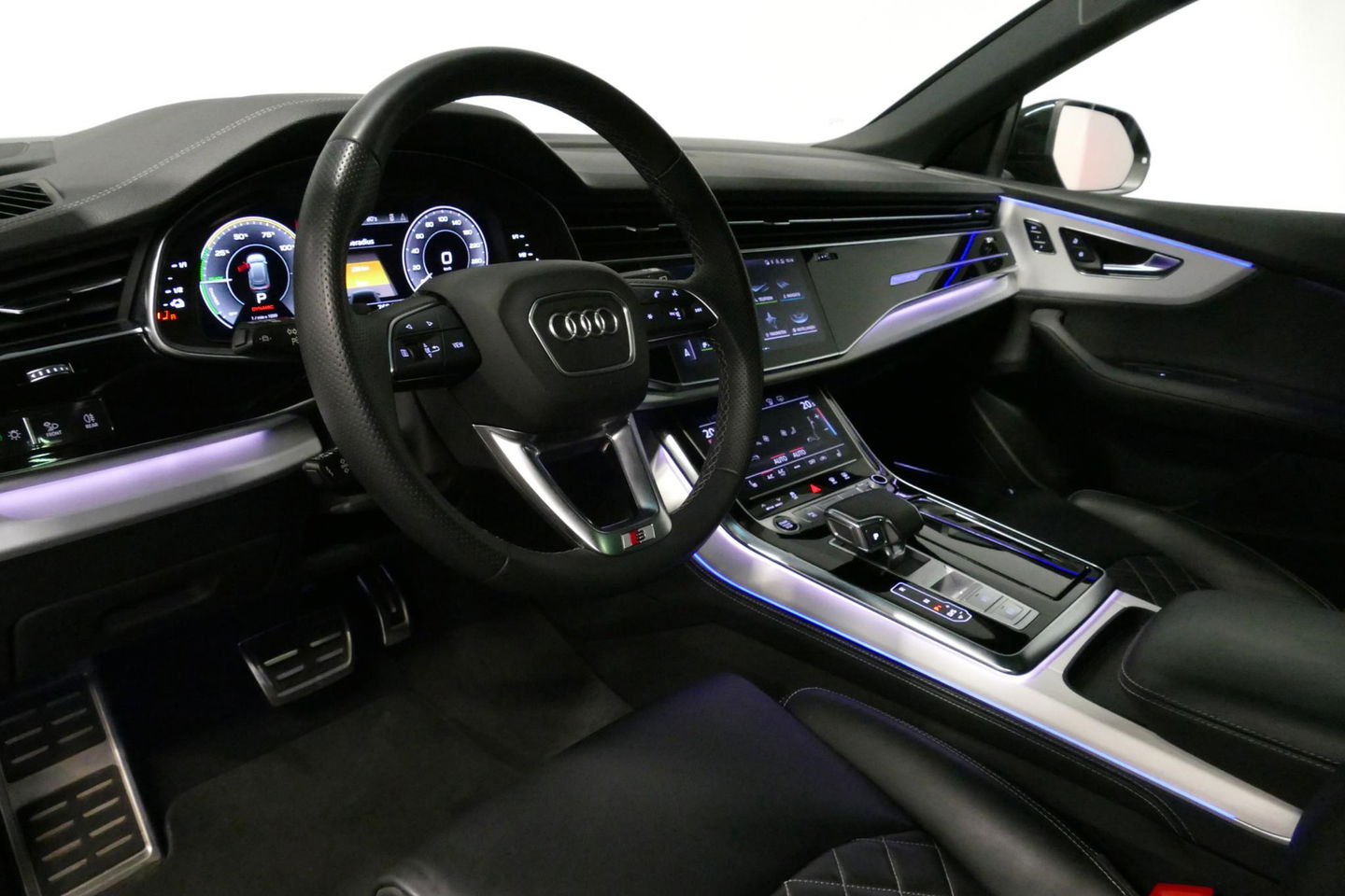 Audi Q8 55 TFSI e quattro Pro Line S / RSQ8 Diffuser / RSQ8 Grill / Maxton Design Bodykit V.2 / Panoramadak / RS Sportstoelen / Elektr. verstelbare voorstoelen + memory / Sport Luchtvering / Matrix LED / Ambienteverlichting plus / Apple Carplay - Android Auto / B