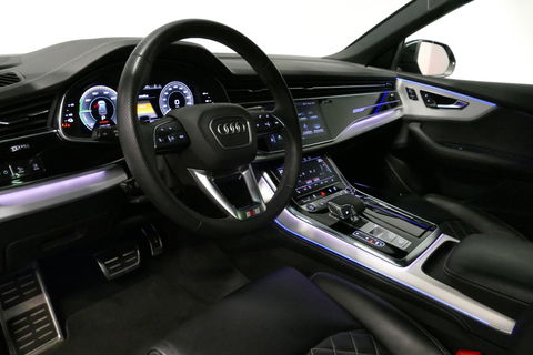 Audi Q8 55 TFSI e quattro Pro Line S / RSQ8 Diffuser / RSQ8 Grill / Maxton Design Bodykit V.2 / Panoramadak / RS Sportstoelen / Elektr. verstelbare voorstoelen + memory / Sport Luchtvering / Matrix LED / Ambienteverlichting plus / Apple Carplay - Android Auto / B