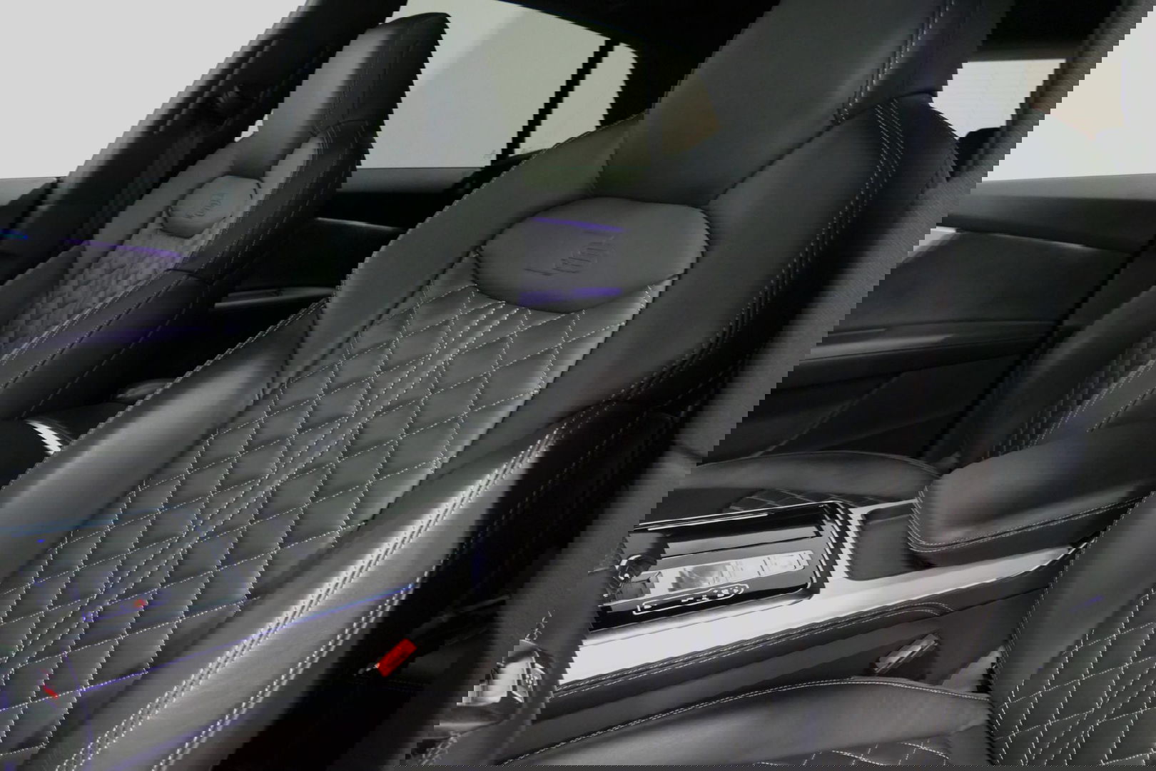 Audi Q8 55 TFSI e quattro Pro Line S / RSQ8 Diffuser / RSQ8 Grill / Maxton Design Bodykit V.2 / Panoramadak / RS Sportstoelen / Elektr. verstelbare voorstoelen + memory / Sport Luchtvering / Matrix LED / Ambienteverlichting plus / Apple Carplay - Android Auto / B