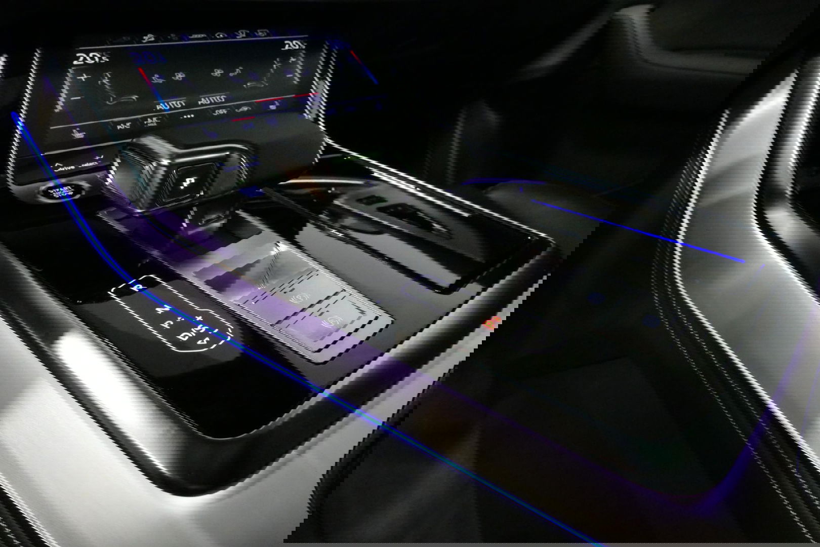 Audi Q8 55 TFSI e quattro Pro Line S / RSQ8 Diffuser / RSQ8 Grill / Maxton Design Bodykit V.2 / Panoramadak / RS Sportstoelen / Elektr. verstelbare voorstoelen + memory / Sport Luchtvering / Matrix LED / Ambienteverlichting plus / Apple Carplay - Android Auto / B