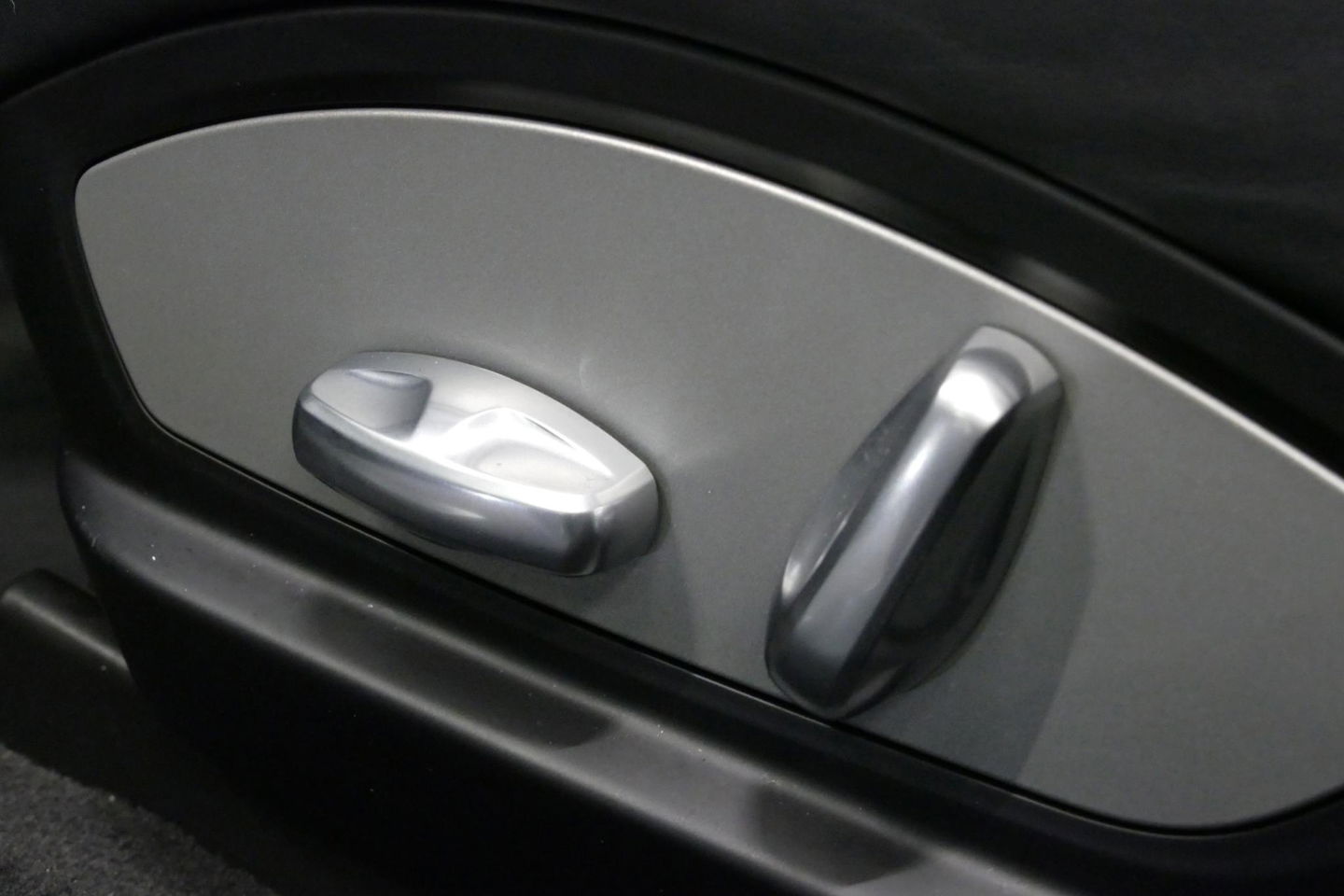 Porsche Panamera 3.0 S E-Hybrid / Schuif-/kanteldak / Elektr. verstelbare voorstoelen (links memory) / Luchtvering / BOSE Sound / Softclose - servosluiting / 20'' LMV / Porsche Dynamic Light System Plus (PDLS+) / Achteruitrijcamera / Standairco / Porsce Active Suspension 