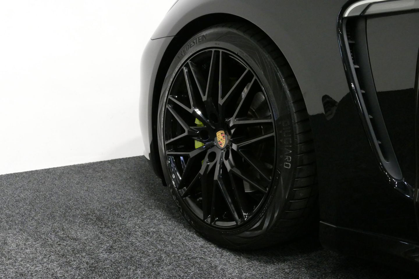 Porsche Panamera 3.0 S E-Hybrid / Schuif-/kanteldak / Elektr. verstelbare voorstoelen (links memory) / Luchtvering / BOSE Sound / Softclose - servosluiting / 20'' LMV / Porsche Dynamic Light System Plus (PDLS+) / Achteruitrijcamera / Standairco / Porsce Active Suspension 