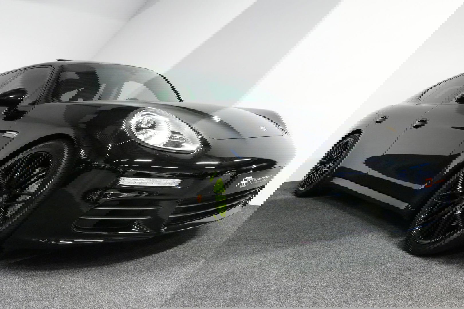 Porsche Panamera 3.0 S E-Hybrid / Schuif-/kanteldak / Elektr. verstelbare voorstoelen (links memory) / Luchtvering / BOSE Sound / Softclose - servosluiting / 20'' LMV / Porsche Dynamic Light System Plus (PDLS+) / Achteruitrijcamera / Standairco / Porsce Active Suspension 