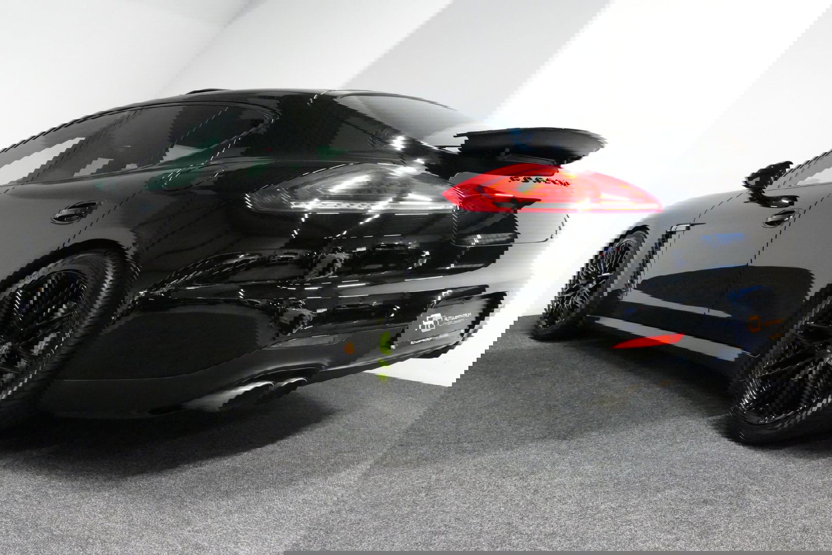 Porsche Panamera 3.0 S E-Hybrid / Schuif-/kanteldak / Elektr. verstelbare voorstoelen (links memory) / Luchtvering / BOSE Sound / Softclose - servosluiting / 20'' LMV / Porsche Dynamic Light System Plus (PDLS+) / Achteruitrijcamera / Standairco / Porsce Active Suspension 