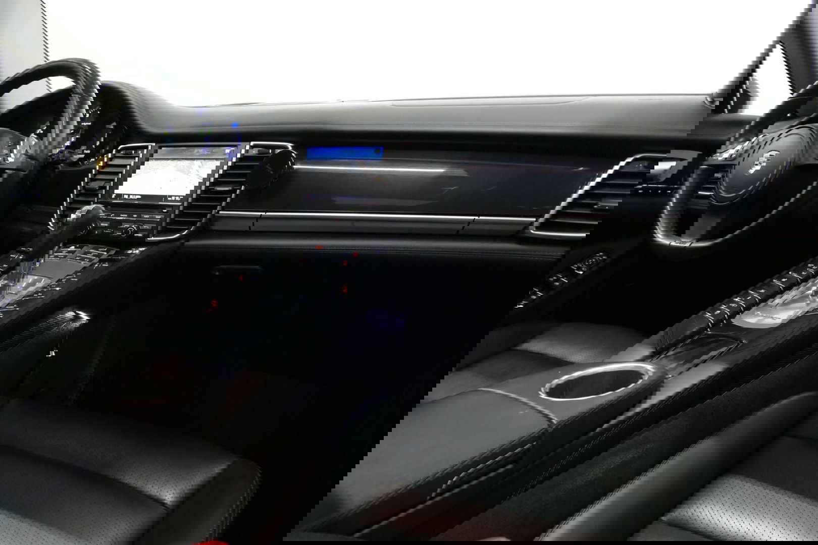 Porsche Panamera 3.0 S E-Hybrid / Schuif-/kanteldak / Elektr. verstelbare voorstoelen (links memory) / Luchtvering / BOSE Sound / Softclose - servosluiting / 20'' LMV / Porsche Dynamic Light System Plus (PDLS+) / Achteruitrijcamera / Standairco / Porsce Active Suspension 