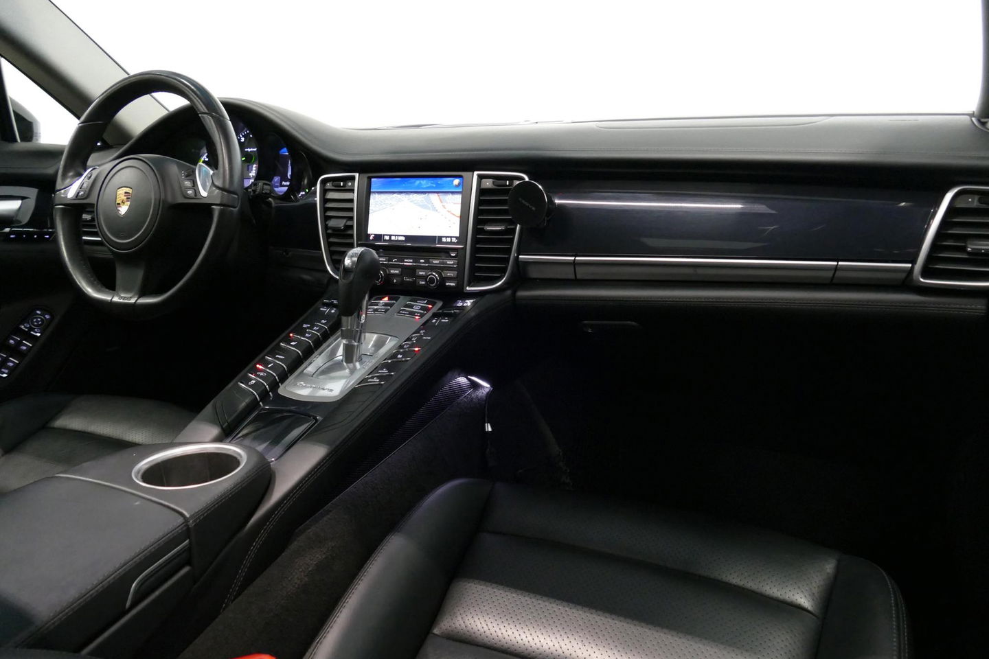 Porsche Panamera 3.0 S E-Hybrid / Schuif-/kanteldak / Elektr. verstelbare voorstoelen (links memory) / Luchtvering / BOSE Sound / Softclose - servosluiting / 20'' LMV / Porsche Dynamic Light System Plus (PDLS+) / Achteruitrijcamera / Standairco / Porsce Active Suspension 
