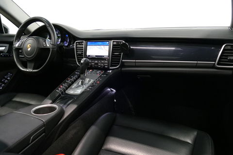 Porsche Panamera 3.0 S E-Hybrid / Schuif-/kanteldak / Elektr. verstelbare voorstoelen (links memory) / Luchtvering / BOSE Sound / Softclose - servosluiting / 20'' LMV / Porsche Dynamic Light System Plus (PDLS+) / Achteruitrijcamera / Standairco / Porsce Active Suspension 