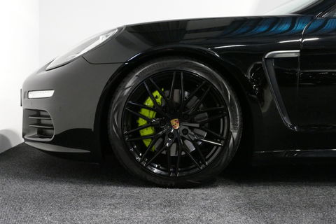 Porsche Panamera 3.0 S E-Hybrid / Schuif-/kanteldak / Elektr. verstelbare voorstoelen (links memory) / Luchtvering / BOSE Sound / Softclose - servosluiting / 20'' LMV / Porsche Dynamic Light System Plus (PDLS+) / Achteruitrijcamera / Standairco / Porsce Active Suspension 